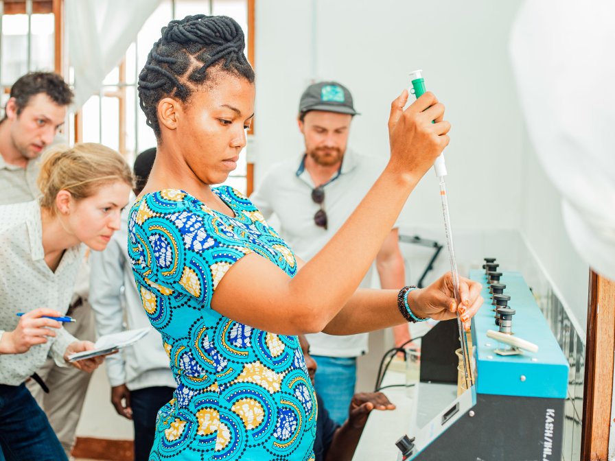  Tanzania: KASHWASA / KUWASA and HAMBURG Wasser team evaluating the results of the Jar Test