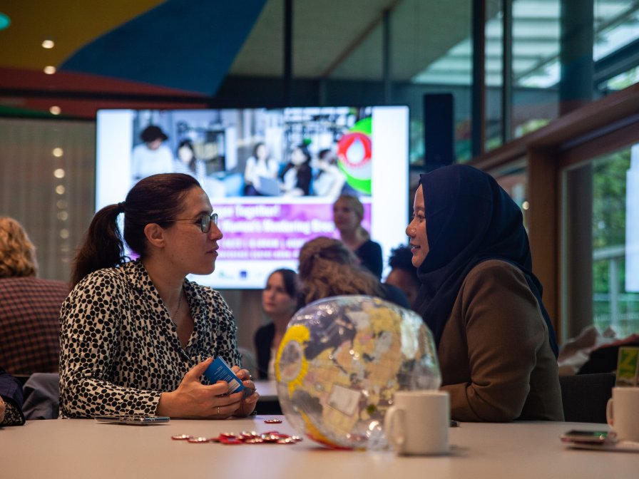 Two participants in discussions at the Congress